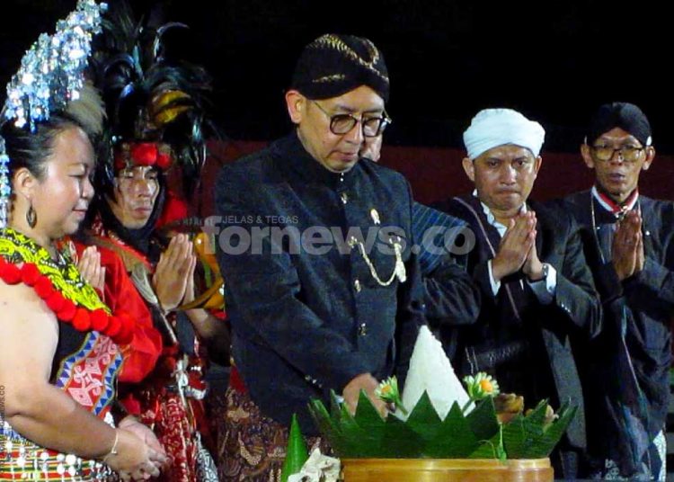 MENTERI Kebudayaan RI, Fadli Zon, melakukan pemotongan tumpeng dalam pembukaan acara Peringatan Hari Kebudayaan 2025 di Benteng Vredeburg, Kamis malam, 16 Oktober 2025. (foto fornews.co/adam)
