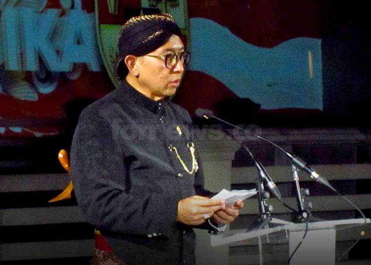 MENTERI Kebudayaan, Fadli Zon, saat berorasi penetapan Hari Kebudayaan Nasional pada 17 Oktober 2025, di Benteng Vredeburg, Jogjakarta, Kamis malam. (foto fornews.co/adam)