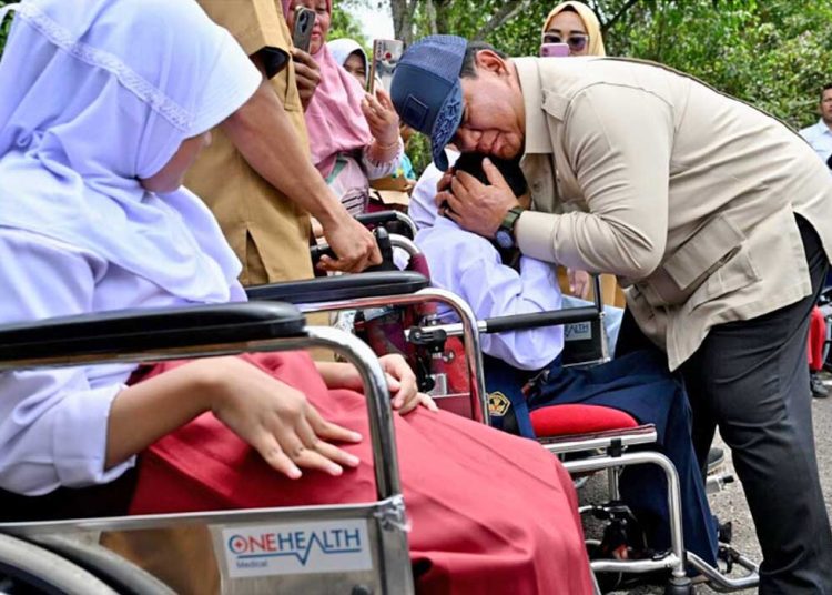 PRESIDEN Republik Indonesia, Prabowo Subianto, tiba di Bandara Depati Amir, Kabupaten Bangka Tengah, Provinsi Kepulauan Bangka Belitung, pada Senin, 6 Oktober 2025 (foto fornews.co/cahyo/bpmi setpres)
