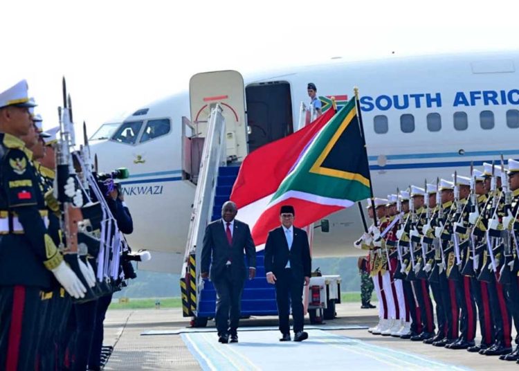 PRESIDEN Republik Afrika Selatan Matamela Cyril Ramaphosa tiba di Pangkalan TNI AU Halim Perdanakusuma, Jakarta, pada Rabu pagi, 22 Oktober 2025, sekira pukul 07.40 WIB. (foto fornews.co/muchlis jr/bpmi setpers)