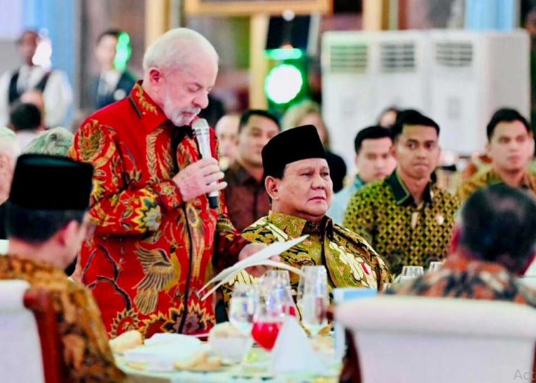 PRESIDEN Republik Indonesia Prabowo Subianto menjamu tamu negara Presiden Republik Federasi Brasil Luiz Inácio Lula da Silva dan Ibu Negara Rosangela (Janja) Lula da Silva di halaman Istana Kepresidenan Jakarta pada Kamis malam, 23 Oktober 2025. (foto fornews.co/laily rachev/bpmi setpres)