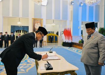 PRESIDEN Prabowo Subianto melantik Dony Oskaria sebagai Kepala BP BUMN, Aminuddin Ma’ruf menjadi Wakil Kepala I dan Tedi Bharata Wakil Kepala II. (foto fornews.co/bpmi setpres)