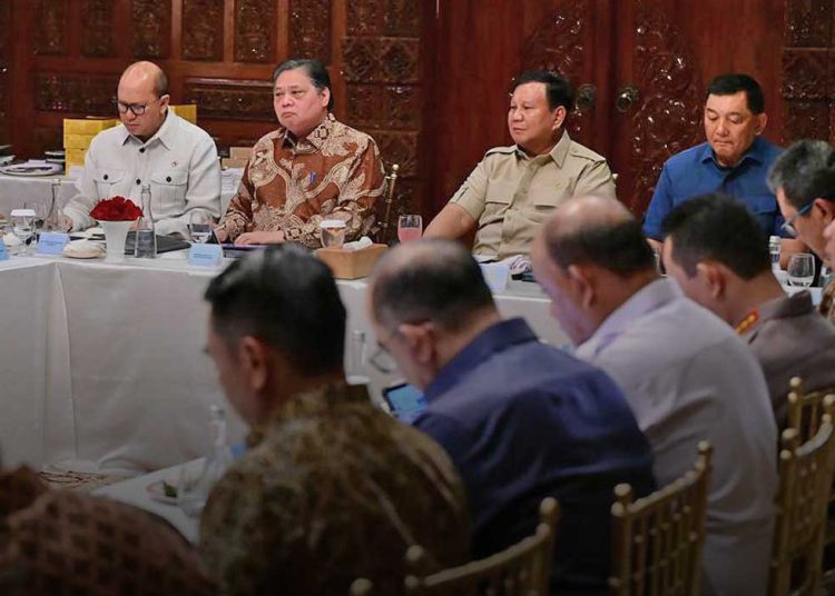 SEJUMLAH anggota Kabinet Merah Putih ke kediaman pribadi Presiden Prabowo membahas perkembangan berbagai program strategis pemerintah, di Jalan Kertanegara, Jakarta pada Ahad malam, 5 Oktober 2025. (foto fornews.co/bpmi setpres)