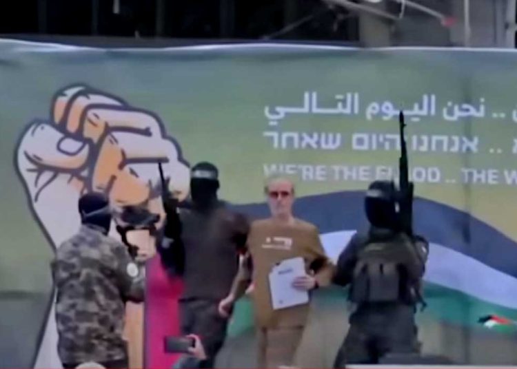 HAMAS memperlihatkan tahanannya di depan publik sebagai bukti kesepakatan asalkan sejumlah persyaratan dipenuhi, khususnya klausul pertukaran tawanan. (foto fornews.co/bbc newws)