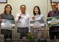 TIGA Pemenang Smart Toilet Design Competition 2025, Ario Nugroho, Meliana Yustika Santi, dan Reno Prasetyo menerima hadiah langsung dari Menteri Kehutanan (Menhut) Raja Juli Antoni di Jakarta, Jum'at lalu, 3 Oktober 2025.