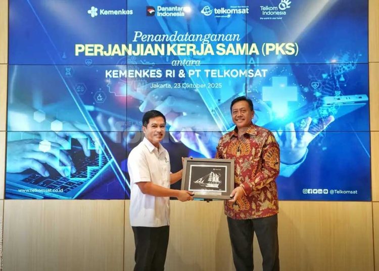 DIREKTUR Utama Telkomsat Lukman Hakim Abd Rauf (kanan) memberikan cinderamata kepada Wakil Menteri Kesehatan Prof. dr. Dante Saksono Harbuwono, Sp.PD-KEMD., Ph.D (kiri) usai Penandatanganan Perjanjian Kerja Sama (PKS) di di Kantor Kemenkes, Kuningan, Jakarta pada Kamis, 23 Oktober 2025. (foto fornews.co/telkom)