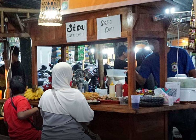 PENGUNJUNG menikmati salah sau angkringan di Festival Angkringan Jogja pada Sabtu sore, 25 Oktober 2025, di di Pasar Satwa dan Tanaman Hias Jogja (PASTHY). (foto fornews.co/tri/pemkot jogja)
