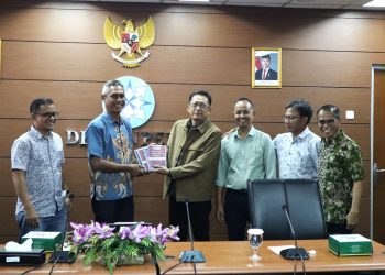 Perwakilan AJI Indonesia usai melakukan audiensi dengan Anggota Dewan Pers terkait temuan pelanggaran hak ketenagakerjaan di Gedung Dewan Pers, Jakarta, Kamis (23/10/2025). (fornews.co/ist)