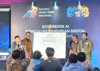 Menhum Supratman Andi Agtas bersama Ketua Umum AMSI, Wahyu Dhyatmika, mengawali penandatanganan kanvas putih sebagai bentuk dukungan terhadap revisi UU Hak Cipta, pada pembukaan IDC 2025, di The Hub Epicentrum, Jaksel, Rabu (22/10/2025). (fornews.co/ist)