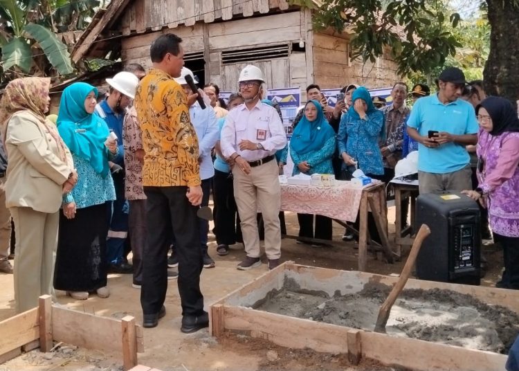 Bupati Muara Enim, Edison didampingi Manager Field Relation & Community Enhancement Medco E&P Indonesia, Hirmawan Eko Prabowo, saat hendak melakukan peletakan batu pertama program bedah rumah di Desa Sumaja Makmur, Kecamatan Gunung Megang, Kamis (30/10/2025). (fornews.co/ist)