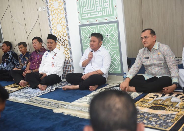 Gubernur Sumsel, Herman Deru saat mengingatkan soal pentingnya efisiensi pengelolaan keuangan dan belanja daerah, pada safari Jumat di Masjid Al-Hayza Kantor Gubernur Sumsel, Jumat (3/10/2025). (fornews.co/ist)