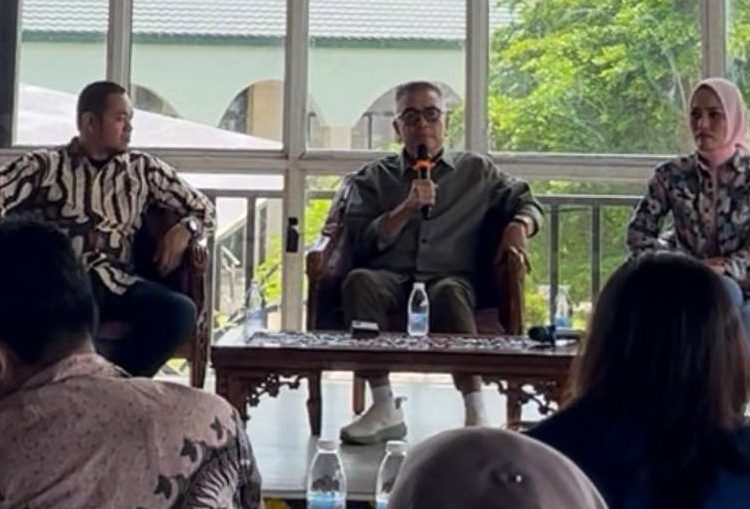 Ketua Umum AKKSI, Helmy Yahya, bersama Ketua AKKSI DPW Sumsel dan pengurus, di Agam Pisan Coffee Roastery Jilid II Raja Tentro Café, Palembang, Minggu (05/10/2025). (fornews.co/ist)