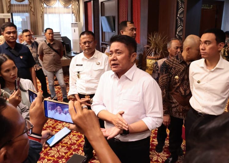 Gubernur Sumsel, Herman Deru memberikan keterangan kepada awak media usai Rakor Pertanahan dan Tata Ruang bersama Menteri ATR/BPN Nusron Wahid di Ruang VIP Sriwijaya 2 Bandara Internasional SMB II Palembang Kamis (9/10/2025). (fornews.co/ist)