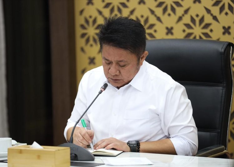 Gubernur Sumsel, Herman Deru tampak mencatat curahan hati suporter, saat menerima tiga komunitas suporter Sriwijaya FC di Griya Agung, Selasa (14/10/2025). (fornews.co/ist)