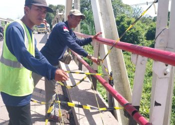 Kondisi Jembatan Peninggalan di Kabupaten Muba yang diketahui ada dua kabel suspensi putus dan menggangu akses bagi pengguna jalan. (fornews.co/ist)