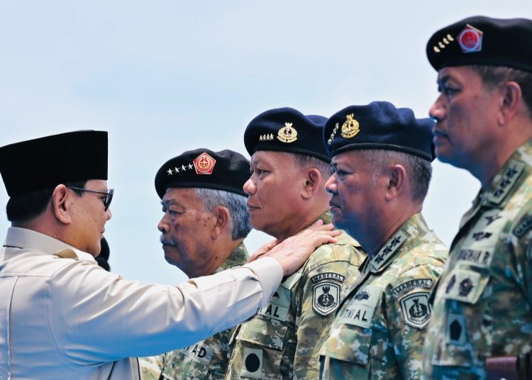 Presiden Prabowo Subianto saat menyematkan pangkat istimewa kepada 11 perwira purnawirawan TNI pada acara Presidential Inspection di KRI dr Radjiman Wedyodiningrat (RJW-992), Markas Kolinlamil, Tanjung Priok, Jakarta Utara Kamis (2/10/2025). (fornews.co/Foto: BPMI Setpres)