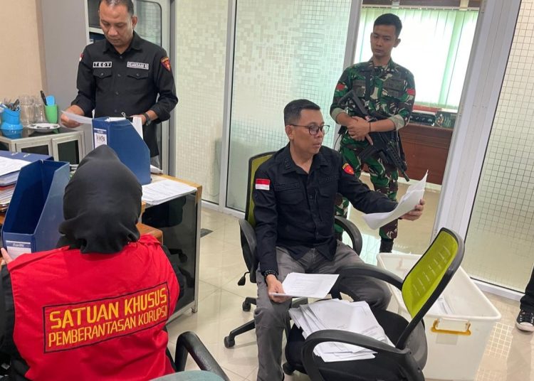 Tim penyidik Kejati Sumsel saat melakukan penggeledahan di PT Semen Baturaja (Persero) Tbk di Kertapati Palembang, Selasa (21/10/2025). (fornews.co/ist)