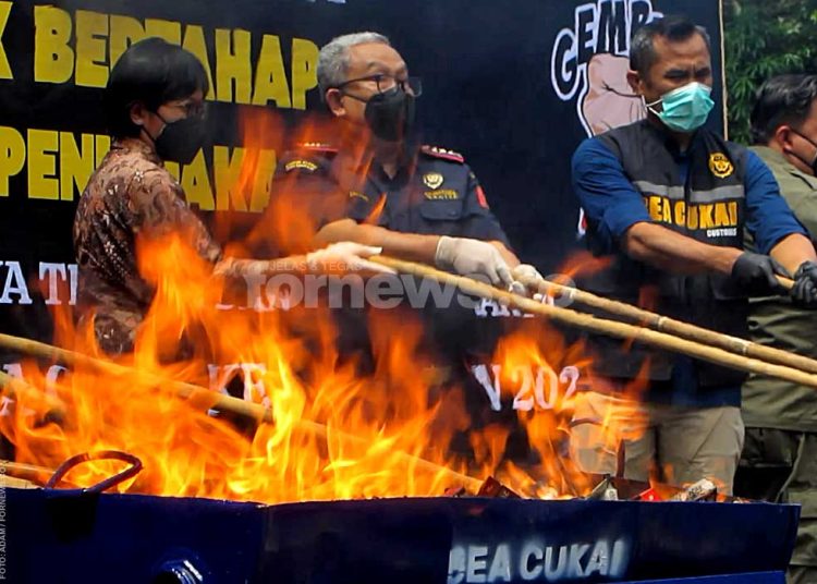 SECARA simbolis seluruh barang-barang ilegal yang disita Bea Cukai Jogja dan Bea Cukai Magelang, dimusnahkan di halaman Kantor Direktorat Jenderal Bea Cukai DIY, Selasa, 11 November 2025. (foto fornews.co/adam)