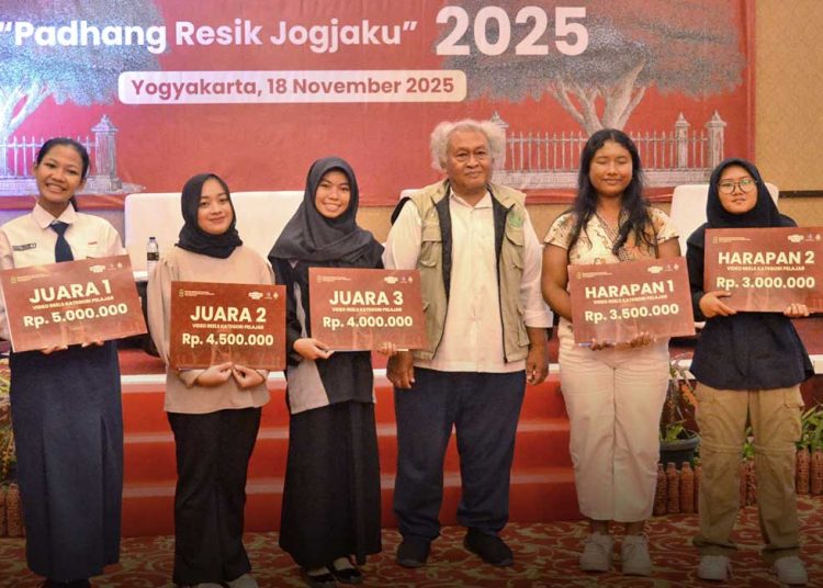 PARA pemenang Lomba Hantaru foto bersama Eko Suryo Maharsono, mantan Kepala Dinas Kebudayaan Provinsi Daerah Istimewa Jogjakarta di Hotel Royal Darmo pada Selasa, 18 November 2025. (foto fornews.co/humas pemkot jogja)