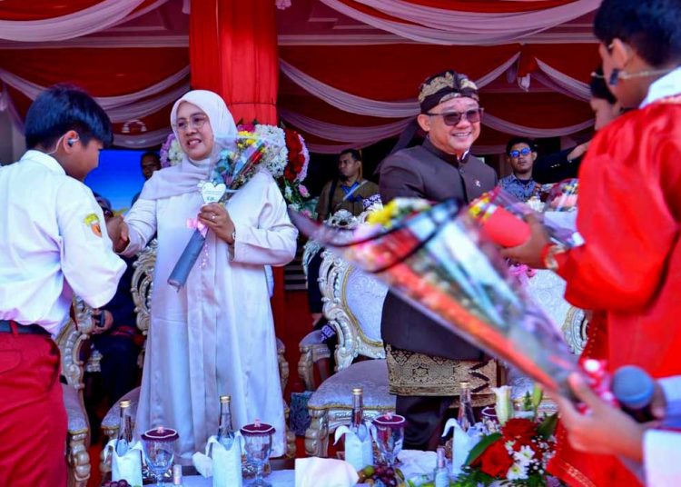 MENTERI Mu'ti mengenakan pakaian adat Bali lengkap dengan udeng memimpin upacara Hari Guru Nasional 2025, di Balai Kota Surabaya pada Selasa, 25 November. (foto fornews.co/kemendikdasmen/cepi)