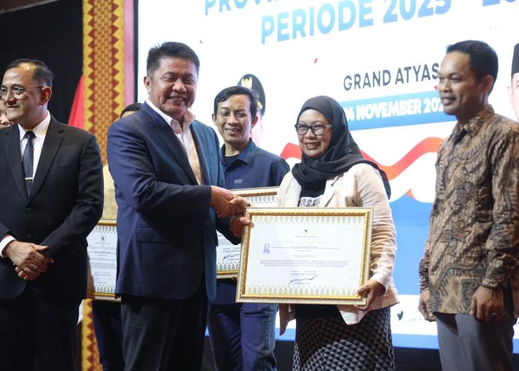 Gubernur Sumsel, Herman Deru disaksikan Ketua AMSI Sumsel Ardhy Fitriansya, menyerahkan piagam penghargaan kepada trainer cek fakta, Nila Ertina dan Ibrahim Arsyad, di Griya Agung, Senin (24/11/2025). (fornews.co/ist)