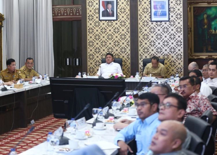 Gubernur Sumsel, Herman Deru didampingi Wakil Gubernur Cik Ujang, saat rapat koordinasi (rakor) tindak lanjut di Palembang, Selasa (4/11/2025). (fornews.co/ist)