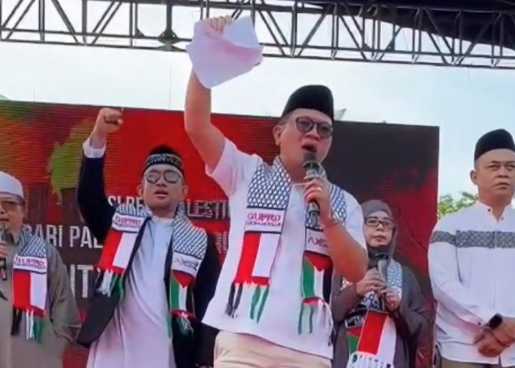 Ketua DPW PGK Sumsel, Firdaus Hasbullah, bersama para tokoh agam dan tokoh masyarakat saat beroraso pada momen Aksi Bela Palestina Jilid V di Palembang, Minggu (09/11/2025). (fornews.co/ist)
