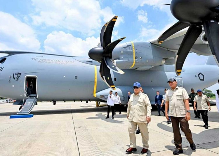 PRESIDEN Prabowo Subianto menyerahkan pesawat Airbus A400M/MRTT Alpha 4001 kepada Tentara Nasional Indonesia (TNI) untuk memperkuat alat utama sistem persenjataan (alutsista) Indonesia yang diselenggarakan di Pangkalan Udara Halim Perdanakusuma, Jakarta, pada Senin, 3 November 2025. (foto fornews.co/cahyo/setpres)