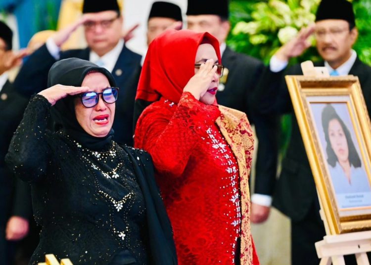 Kakak Marsinah memberi penghormatan sambil menangis, saat momen pemberian anugerah gelar Pahlawan Nasional kepada 10 tokoh dari berbagai daerah di Istana Negara, Jakarta, Senin (10/11/2025). (fornews.co/Foto: BPMI Setpres)