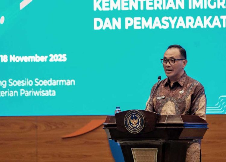 ASISTEN Deputi Hubungan Antarlembaga Internasional Kemenpar, Zulkifli Harahap, saat menyampaikan sambutannya dalam kegiatan "Sosialisasi Aturan Terkait Keimigrasian" di Gedung Sapta Pesona, Jakarta, Selasa 18 November 2025). (foto fornews.co/kemenpar)