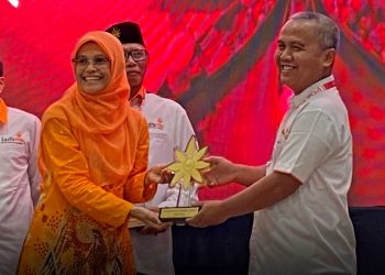 JEFREE FAHANA, S.T., M.Kom. mewakili LAZISMU DIY secara simbolis menerima tiga penghargaan Lazsimu terbaik Nasional Tahun 2026 pada Rakernas LAZSIMU 2026 yang digelar pada 6–9 November 2026 di Banjarbaru, Kalimantan Selatan.  (foto fornews.co/lazismu)