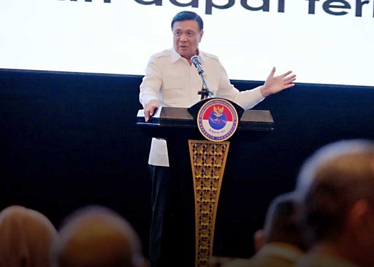 MENTERI Koordinator Bidang Politik dan Keamanan, Jenderal TNI (Purn) Djamari Chaniago, saat menjelaskan pentingnya penegasan perbatasan wilayah negara, Bogor, Selasa, 18 November 2025. (foto fornews.co/humas polkam)