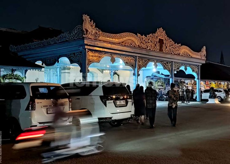SUASANA luar Karaton Surakarta pada Ahad malam, pukul 19.30-an dimana jenazah almarhum Pakubuwono XIII disemayamkan. (foto fornews.co/adam)