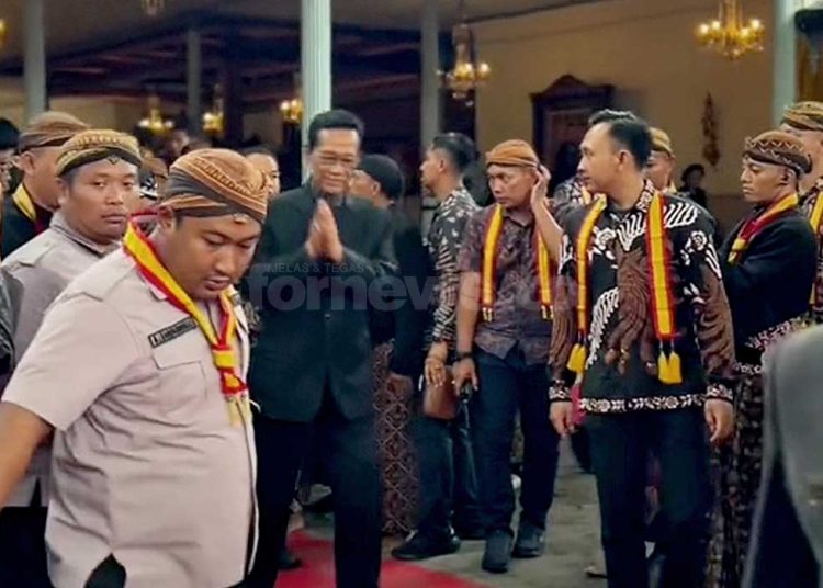 SRI Sultan Hamengku Buwono melayat ke Karaton Surakarta Hadiningrat pada Selasa, 4 November 2025. (foto fornews.co/karaton Jogja)