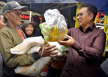 WALI Kota Jogja, Hasto Wardoyo, menyerahkan bantuan cadangan pangan kepada warga di Kemantren Mantrijeron, Rabu, 26 November (foto fornews.co/pemkot jogja)