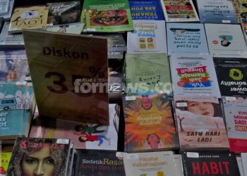 BUKAN Sekadar pameran biasa. Ribuan buku digelar pada Pesta Buku Jogja yang berlangsung dua pekan 26 November hingga 9 Desember di Gelanggang Inovasi dan Kreativitas (GIK) Universitas Gadjah Mada.  (foto fornews.co/adam)