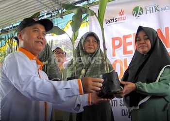 KETUA LAZISMU DIY, Jefree Fahana ST M.Kom secara simbolis memberikan bibit pisang kepok kuning kepada warga setempat di Kampung Berkemajuan, Padukuhan Grubug, Desa Jatisarono, Kapanewon Nanggulan, Kulon Progo, Ahad, 16 November 2025. (foto fornews.co/adam)