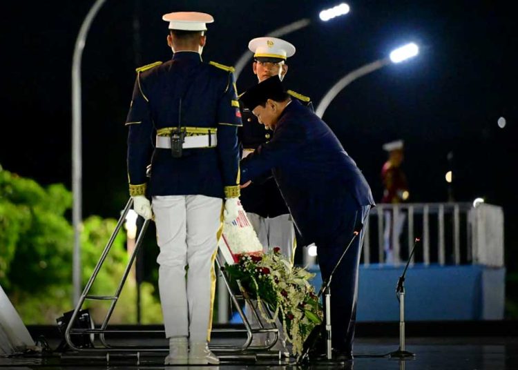 PRESIDEN Prabowo Subianto memimpin upacara ziarah nasional dan renungan suci dalam rangka memperingati Hari Pahlawan Tahun 2025 di Taman Makam Pahlawan Nasional Utama (TMPNU) Kalibata, Jakarta, pada Senin dini hari, 10 November 2025. (foto fornews.co/muchlis jr/setpres)