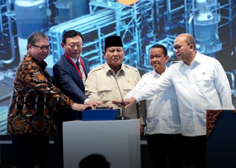 PRESIDEN RI, Prabowo Subianto, memencet tombol peresmian pabrik petrokimia terpadi bersama sejumlah menteri, Cilegon, Kamis, 6 November 2025. (foto fornews.co/ekon)