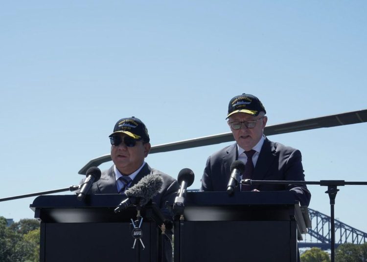Presiden Prabowo Subianto bersama PM Australia Anthony Albanese memberikan keterangan pers usai meninjau Kapal HMAS Canberra di Garden Island Naval Base, Sydney, Australia, Rabu (12/11/2025). (fornews.co/Foto: BPMI Setpres)