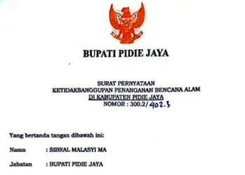 Surat pernyataan yang ditandatangani Bupati Pidie Jaya, Sibral Malasyi di atas materai, yang menyatakan tak sanggup menangani bencana alam. (fornews.co/ist)