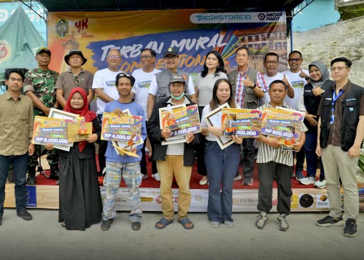 WALI Kota Jogja Hasto Wardoyo foto bersama para pemenang Terban Mural Competition 2025, yang digelar di kawasan Lembah Mahannani, Terban, pada Ahad, 23 November. (foto fornews.co/humas pemkot jogja)