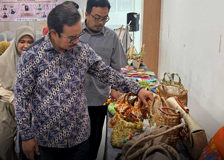 Wali Kota Jogja Hasto Wardoyo melihat langsung hasil karya kain perca dari disabilitas. (foto fornews.co/humas pemkot jogja)