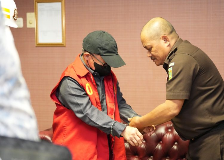 Direktur di PT Buana Sriwijaya Sejahtera (BSS) dan PT Sri Andal Lestari (SAL), inisial WS, ditahan Kejati Sumsel, usai menjalani pemeriksaan di Kantor Kejati Sumsel, Senin (17/11/2025). (fornews.co/ist)