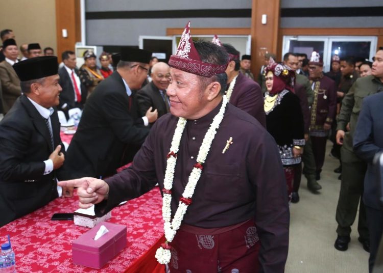 Gubernur Sumsel, Herman Deru saat menghadiri Rapat Paripurna dengan agenda peringatan Hari Jadi Kabupaten Muara Enim ke-79 di Gedung DPRD Muara Enim, Kamis (20/11/2025). (fornews.co/ist)