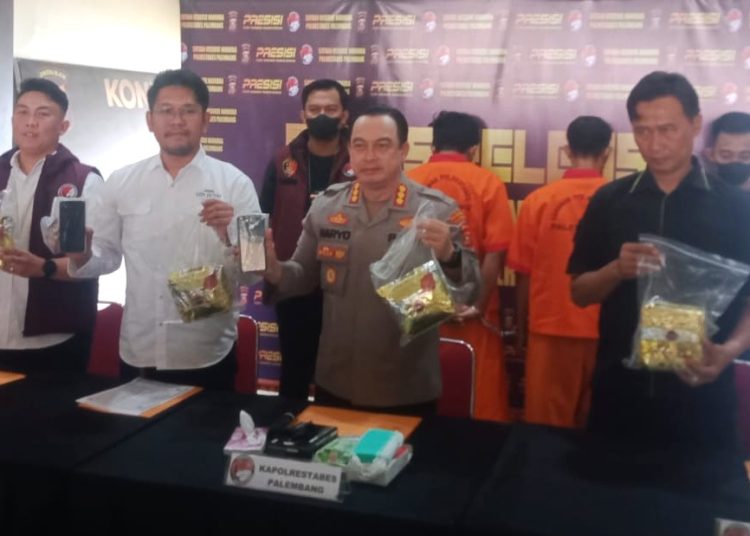 Kapolrestabes Palembang, Kombes Pol Harryo Sugihhartono bersama Kasat Narkoba, Kompol Faisal P Manalu, menunjukan barang bukti sabu seberat 4,134 kg dan tersangka, pada konferensi pers di Aula Patria Tama Polrestabes Palembang, Kamis (6/11/2025). (fornews.co/ist)