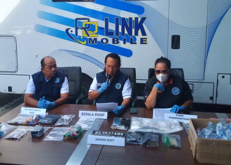 Kepala BNNP Sumsel, Brigjen Pol Hisar Siallagan, saat menunjukan barang bukti hasil operasi terpadu kepada awak media, dikantor BNNP Sumsel, Jumat (7/11/2025). (fornews.co/ist)