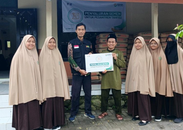 Pimpinan Pesantren Tahfidz Hidayatullah Putri, Muhammad Arifin, menerima bantuan 100 sak semen dari Divisi Program Peduli Pendidikan Laznas BMH Yogyakarta, Selasa (18/11/2025). (fornews.co/ist)