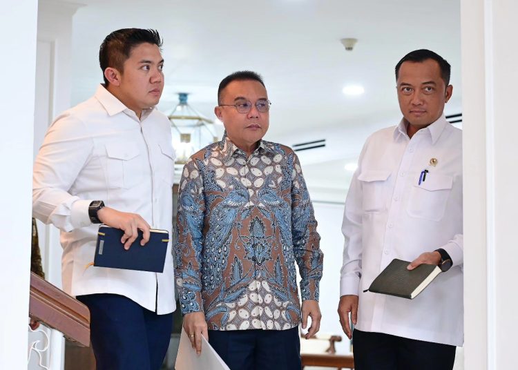 Wakil Ketua DPR RI Sufmi Dasco Ahmad, Mensesneg Prasetyo Hadi, dan Sekretaris Kabinet Teddy Indra Wijaya, sebelum memberi keterangan pers bersama di Ruang Sidang Kabinet, Istana Kepresidenan Jakarta, Selasa (25/11/2025). (fornews.co/Foto: BPMI Setpres)