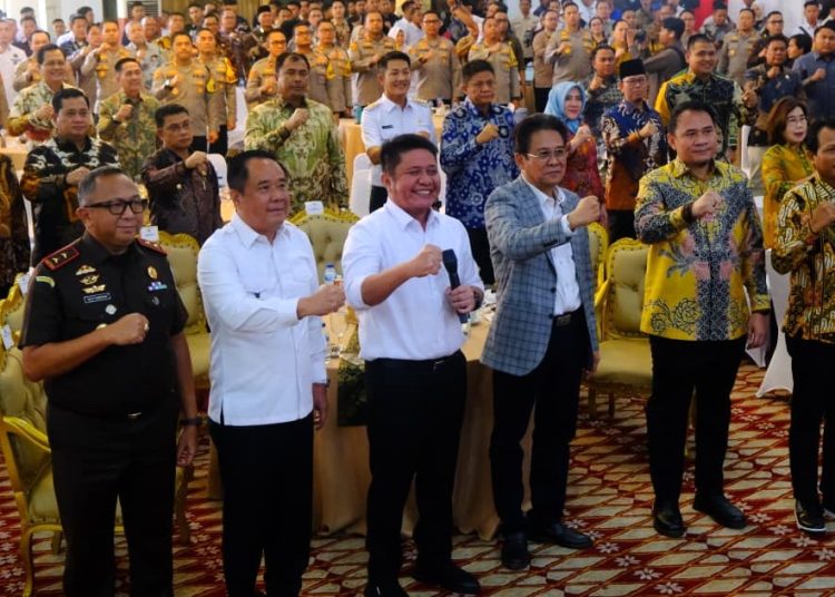 Wakil Ketua KPK, Johanis Tanak, bersama Gubernur Sumsel Herman Deru, Ketua DPRD Sumsel, Andie Dinialdie pada Rakor Penguatan Sinergi dan Kolaborasi Pemberantasan Korupsi Pemerintah Daerah Wilayah Sumatera Selatan di Griya Agung Palembang, Rabu (19/11/2025). (fornews.co/ist)